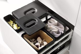 Właściwy układ pojemników na różne odpady w kuchennej szufladzie