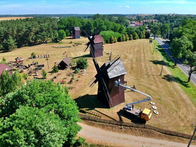 Remont wiatraków w Osiecznej 
