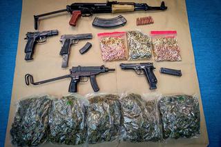 Zbrojny gang zajmujący się handlem bronią rozbity przez CBŚP! Do sprawy zatrzymano 16 osób