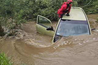 Samochód porwał nurt potoku. Tragiczna śmierć kierowcy 