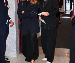 Kuba Wojewódzki z partnerką  na premierze Hamleta