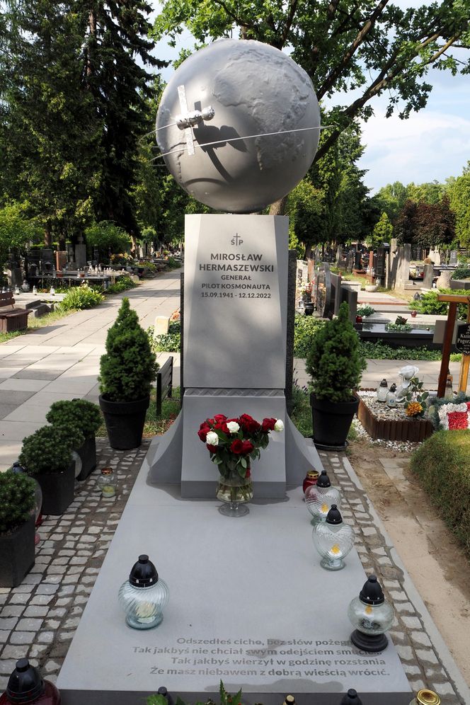Grób Mirosława Hermaszewskiego na cmentarzu Wojskowym na Powązkach w Warszawie
