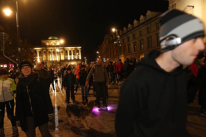 Nightskating. Warszawiacy przejechali stolicę na rolkach [Zdjęcia]