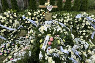 Cała Polska płacze po Anicie i Macieju. Ich grób przykryły kwiaty. Jeden szczegół zwraca uwagę