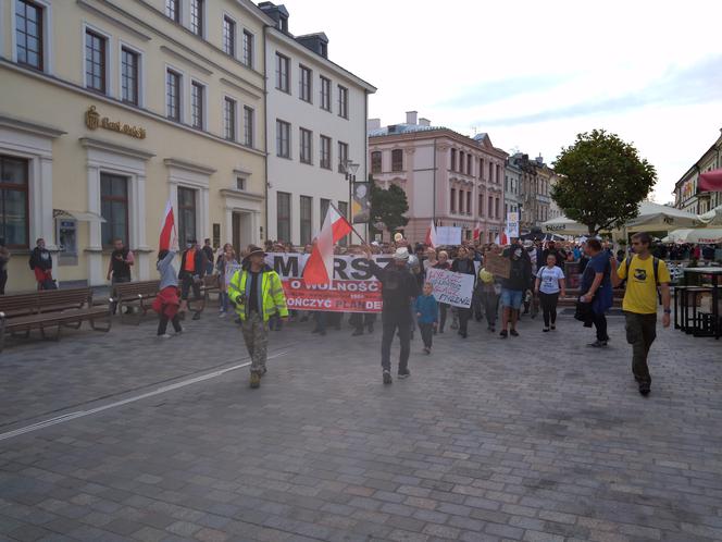 Maseczkom powiedzieli NIE! W Lublinie protestowali ci, dla których koronawirus to wymysł władzy.