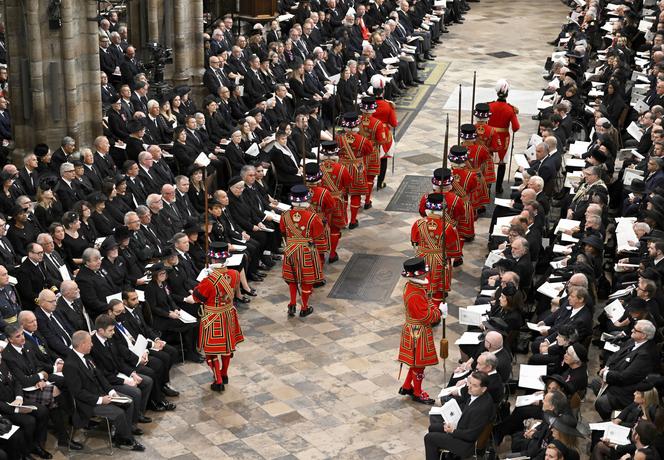 Trumna z Królową przybyła do Westminsteru