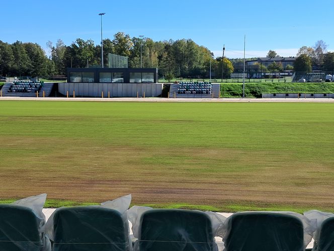 Budowa stadionu w Starachowicach. Na murawie już zielono