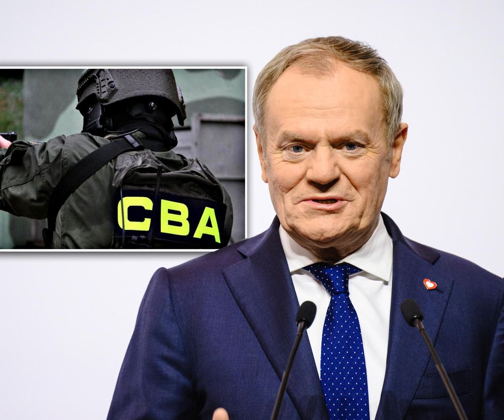 Donald Tusk przemawia na tle białej ściany z mikrofonami, ubrany w granatowy garnitur i krawat w kropki. W lewym górnym rogu, na wkładce, zdjęcie funkcjonariusza CBA z widocznym napisem CBA na plecach. Temat likwidacji CBA to ważna informacja, o której można przeczytać na Super Biznes.