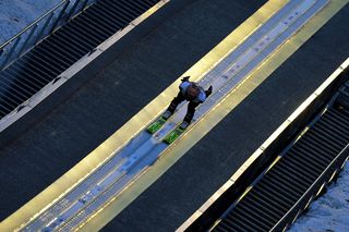 Znany komentator wywołał ogromny skandal podczas MŚ w lotach! Był pod wpływem alkoholu, stacja błyskawicznie reaguje