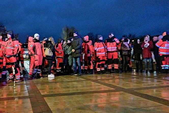 Siedlczanie wyrazili swój sprzeciw przeciwko agresji i wsparcie dla rodziny ratownika medycznego, który zginął w ataku nożownika