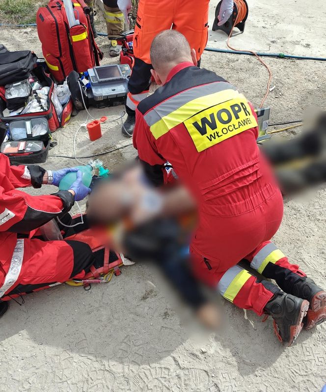 Tragiczny finał poszukiwań pod Włocławkiem. Ciało mężczyzny dryfowało w stawie