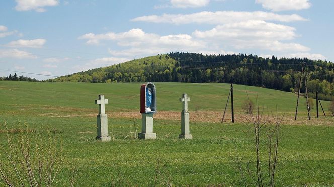 To dawna wieś królewska w Małopolsce. Jej znakiem rozpoznawczym są kamienne krzyże