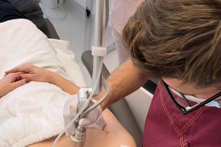 Monika Richardson odmładza sobie dekolt