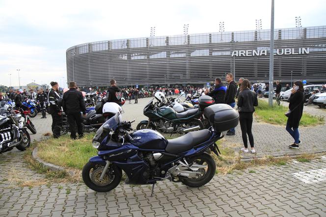 Przed Areną Lublin symbolicznie pożegnano dwójkę tragicznie zmarłych motocyklistów