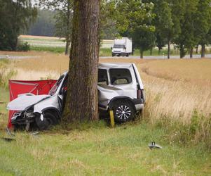 Tragiczny wypadek pod Sławnem. Citroen roztrzaskał się na drzewie