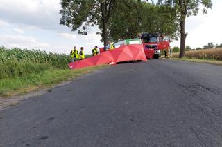 Jacek nagle zjechał z drogi i uderzył w drzewo. Policja bada przyczyny śmiertelnego wypadku w Bławatach