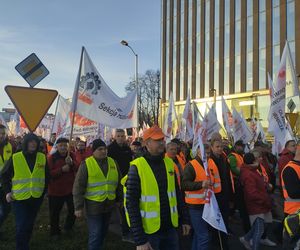 Protest w Katowicach. Tysiące związkowców na ulicach. Padły mocne słowa o „zbrodniczej ideologii”