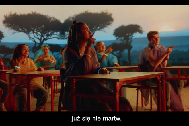 Kadr z teledysku do utworu Hakuna matata w polskim języku migowym