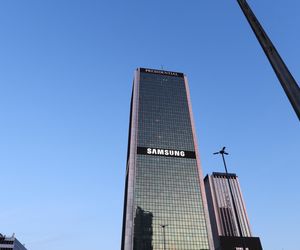 Wdrapał się na szczyt wieżowca w Warszawie