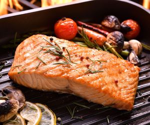 Jak usmażyć rybę, żeby się nie rozpadła? Genialny patent szefów kuchni