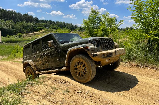 Hybrydowy Jeep Wrangler 4xe na asfalcie jest rakietą, a w teren wjeżdża bez emisji spalin - TEST, OPINIA