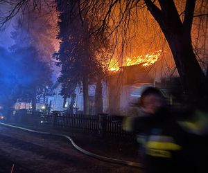 W pożarze domu rodzina straciła cały majątek. Straż nie dojechała na czas? Mamy komentarz