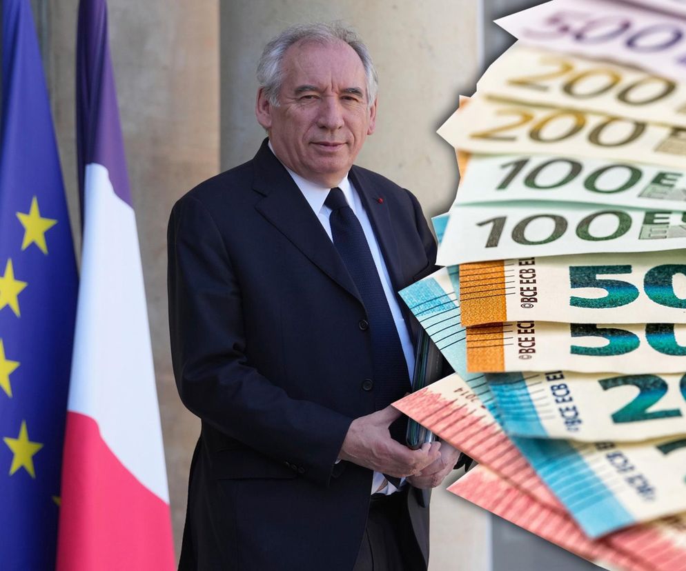 Premier Francji François Bayrou, w garniturze, z powagą spogląda przed siebie, stojąc na tle flag Francji i Unii Europejskiej. Z prawej strony widać stos banknotów euro, symbolizujących rosnące zadłużenie i kryzys polityczny kraju. O wpływie tego na UE i strefę euro przeczytasz więcej na portalu Super Biznes.