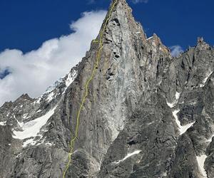 Andrzej Ficek, Roman Forysiak i Szymon Podosek z Klubu Wysokogórskiego w Bielsku-Białej, pokonali klasyczną drogę na szczyt Petit Dru w masywie Mont Blanc