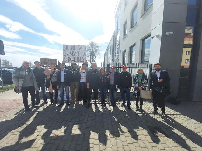 Były okrzyki i wuwuzele, takie nasze prawo. Sąd umorzył postępowanie 