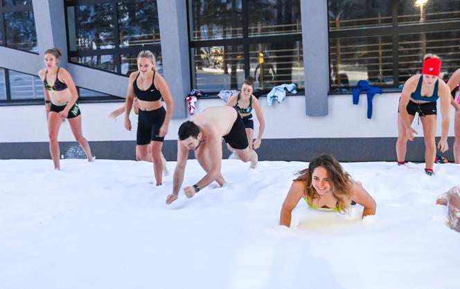 Półnagie kajakarki hartują się leżąc w śniegu - obóz medalistek IO w Zakopanem
