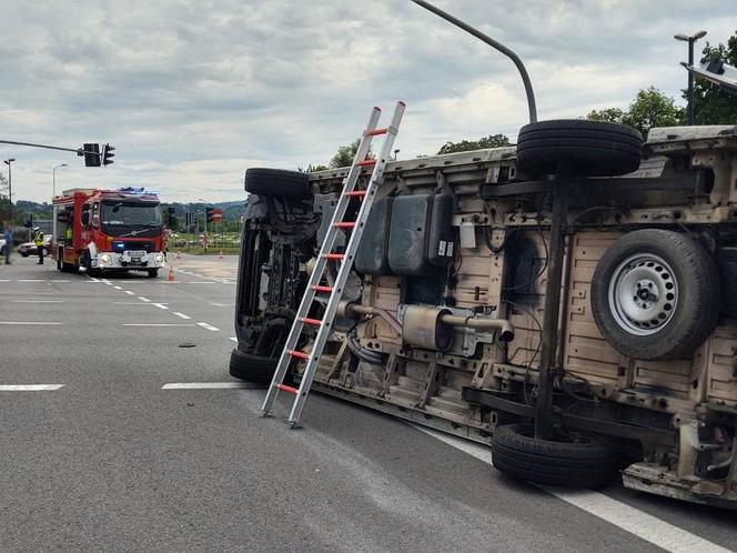 Wypadek w Nowy Sączu. Matka z dzieckiem jechała karetką do szpitala. Ambulans zderzył się z osobówką