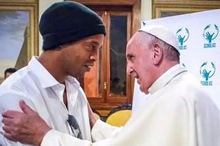 Ronaldinho dostąpił wielkiego zaszczytu. Spotkał się z papieżem Franciszkiem! [ZDJĘCIA]