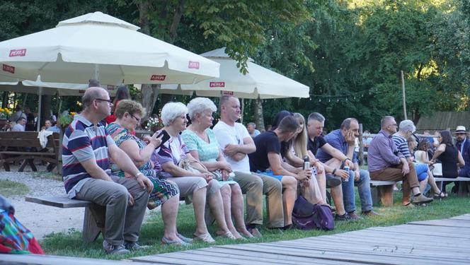 Sielanka na parkiecie w Muzeum Wsi Lubelskiej pod gołym niebem! Za nami kolejna potańcówka w rytmie miejskiego folkloru z Warszawy i Lwowa