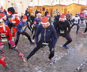 Bieg Mikołajów w Olsztynie. Około 400 osób pobiegło w charytatywnym celu [ZDJĘCIA]