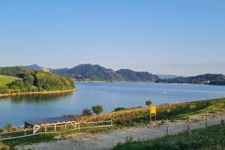 To jezioro otoczone najpiękniejszymi górami w Małopolsce. Nad nim wznosi się gotycki zamek 