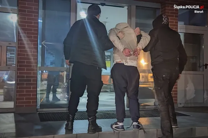 Groził rodzicom, że ich zabije, później zaatakował policjantów