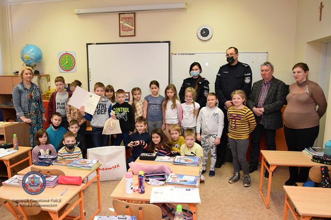 9-latek uratował życie mamusi. Policjanci podziękowali mu za heroiczne zachowanie