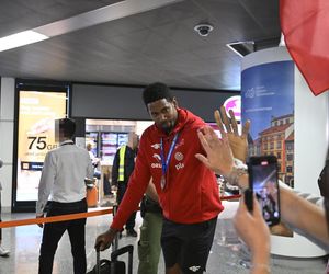 Kibice w szoku! Czekali na siatkarzy, a tu nagle wyszli polscy złoci medaliści