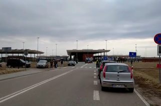 Dołhobyczów: Na granicy czekają na rodziny i znajomych z Ukrainy [WIDEO]