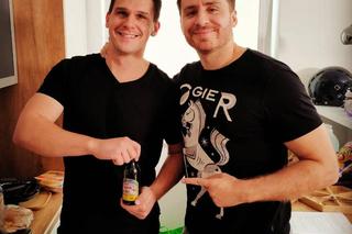 Felek z Gogglebox. Przed telewizorem pokazał klatę! Dziewczyny oszalały w komentarzach