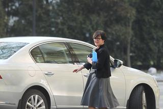 Wozili ją służbową limuzyną, a wzięła jeszcze 18 tys. na paliwo