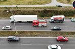 Osobówka wbiła się między dwa tiry. Dramatyczny wypadek na S8