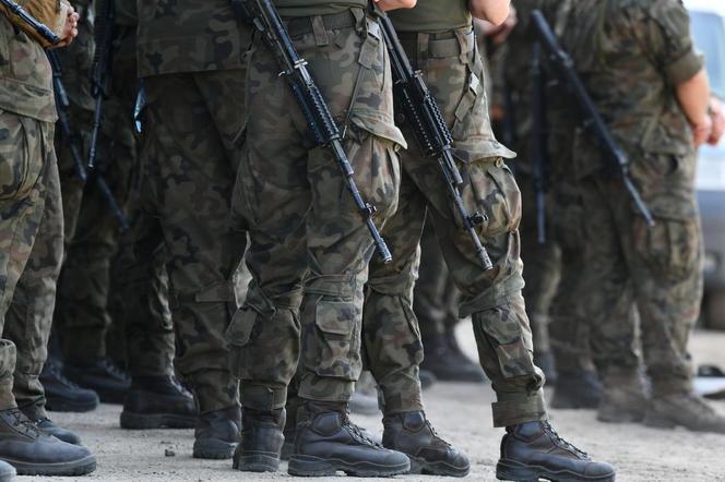 Młodzież zaatakowała żołnierzy na Podlasiu. Policja ustaliła sprawców. Posypały się mandaty