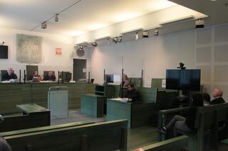 Piotr M. chciał wysadzić się przed komisariatem. Obrońca chce umorzenia sprawy, prokurator zaostrzenia wyroku 