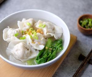 Rosół z chińskimi pierożkami. Pomysł na obiad 2 w 1