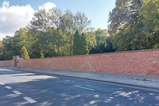 Wyremontowany mur cmentarza na Powązkach 