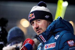 Adam Małysz ujawnił, co dzieje się w kadrze skoczków. Zdradził, jaka jest atmosfera. Zdecydowane słowa o konflikcie