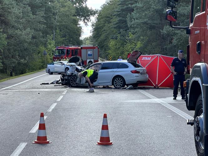 Poważny wypadek pod Legionowem. Zderzenie czterech aut w Nieporęcie. Pięć osób poszkodowanych, jedna zginęła na miejscu