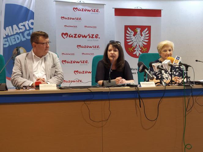 Na zdjęciu, od lewej: Robert Szczepanik, wiceprezydent Siedlec oraz Janina Ewa Orzełowska i Elżbieta Lanc z zarządu województwa mazowieckiego