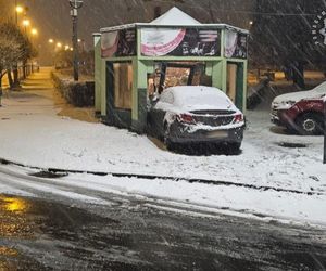 Żory: przejechał przez środek ronda i wjechał w drzwi sklepu samochodem. Ogromne zniszczenia ZDJĘCIA